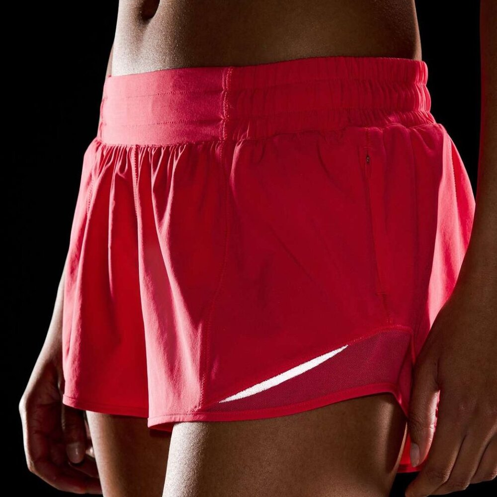 ***NWT Lululemon Hotty Hot Low-Rise Lined Short 2.5"***